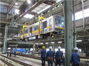 藤が丘工場にて車体吊り上げの様子