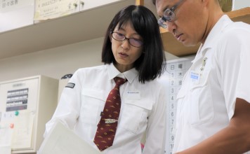 帳票類の決裁・勤務管理の様子