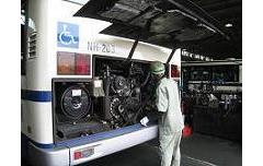 エンジンの点検を行っている写真