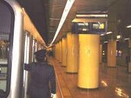 ホームモニタで確認する車掌