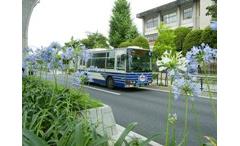 地域巡回バス（小型ノンステップバス）が走る、初夏の風景です。