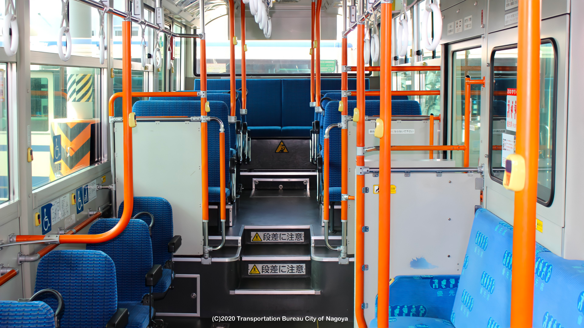 バーチャル背景見本（市バス車内）