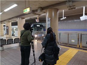 地下鉄の入線を撮影する様子