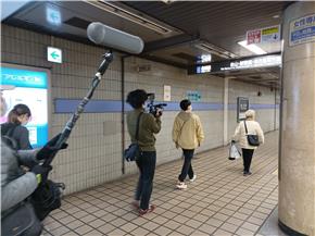 駅ホームを歩くシーン