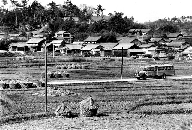 昭和38年頃　現在の名東区一社付近を走るボンネットバス