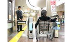 バリアフリー対応の自動改札機の写真